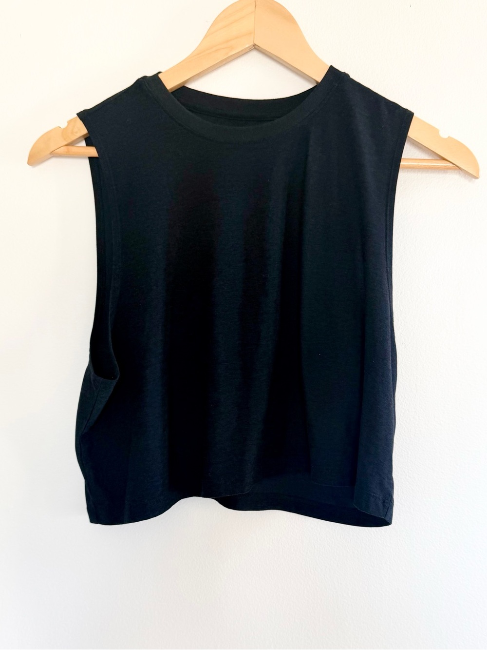 Beyond Yoga Womenās Cropped Muscle Tank in Darkest Night - S